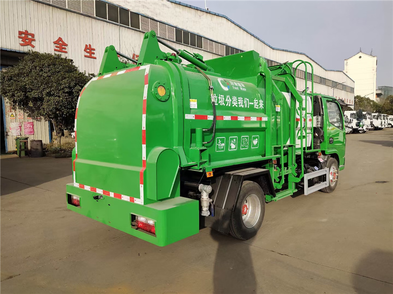 東風8方餐廚垃圾車(方罐)