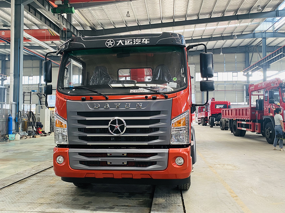 國六大運單橋長威5噸四節(jié)直臂隨車吊